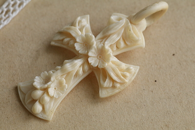 アイボリーフラワークロスペンダント　花十字　フランス アンティークストリュフ