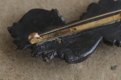 プレスドホーンブローチ　薔薇を持つ手　ヴィクトリアン　イギリス アンティークストリュフ