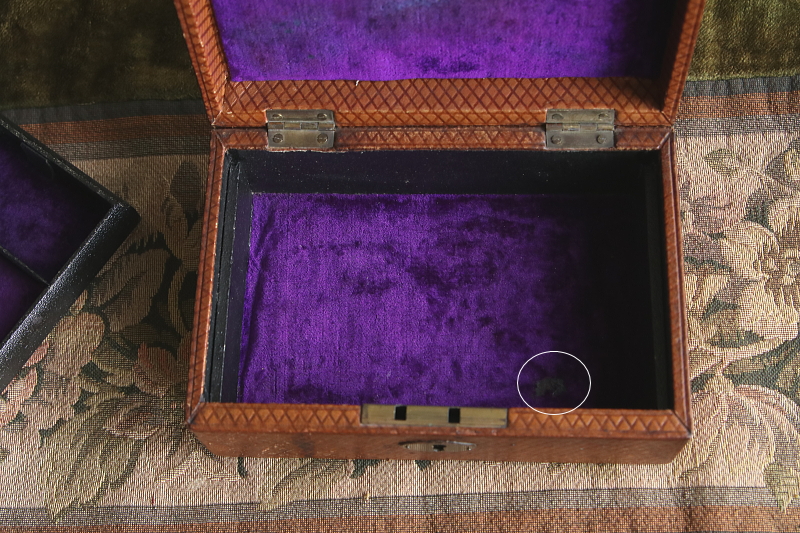 花のエングレービング　レザージュエリーボックス　イギリス アンティークストリュフ