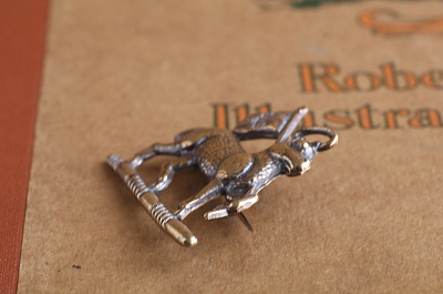 仔羊紋のメタルバッジ　イギリス アンティークストリュフ