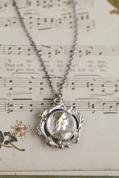 ジャンヌダルク　ロケットペンダント　アンティークジュエリー　ヴィンテージアクセサリー　イギリス　フランス　ヨーロッパ　アンティークストリュフ　20251209