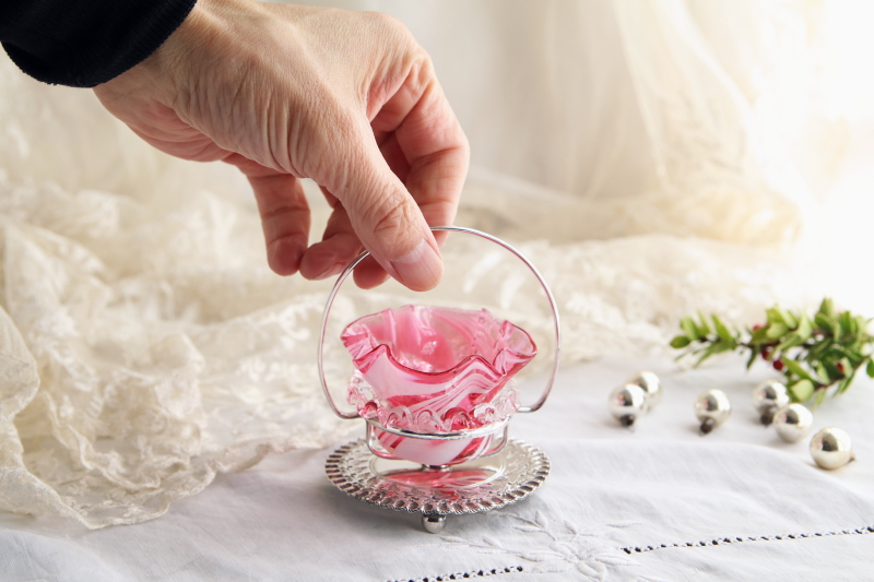 クランベリーガラスのソルトディッシュ　james deakin and sons マーブルパターン　イギリス アンティークストリュフ