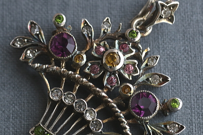 カラーペーストの花籠　シルバーペンダント　ヨーロッパ アンティークストリュフ