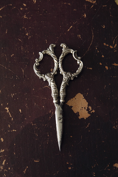 シルバーハンドルの手芸鋏　イギリス　ヴィクトリアン　アンティークストリュフ