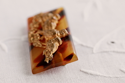 小鳥のレリーフのブローチ　べっ甲調　フランス　アンティークストリュフ