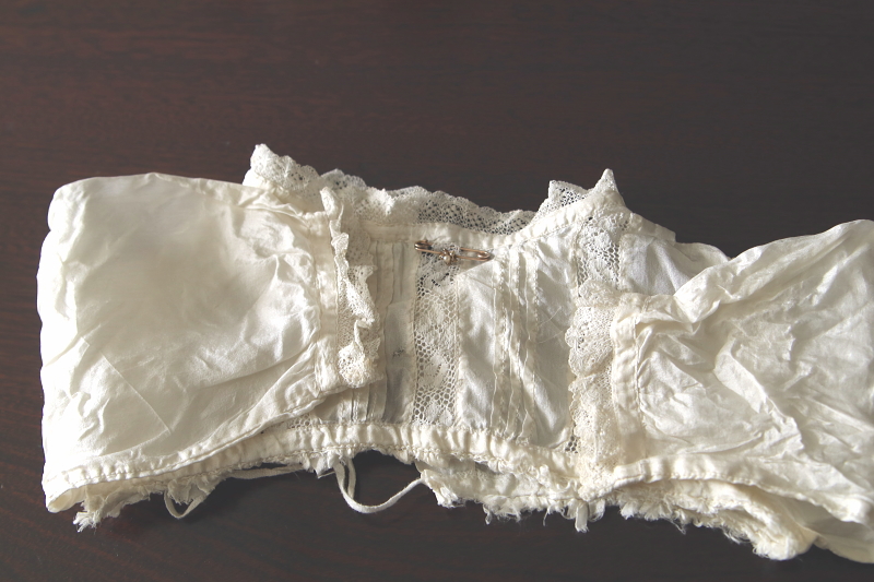 パールの小花のゴールドベビーピン　イギリス　アンティークストリュフ