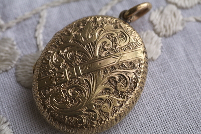 ベルト&バックル　エングレービングロケットペンダント　ヨーロッパ　アンティークストリュフ