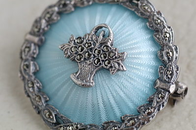 ブルーエナメル花籠のブローチ　ヨーロッパ　アンティークストリュフ