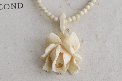象牙の薔薇のペンダントネックレス　フランス　アンティークストリュフ