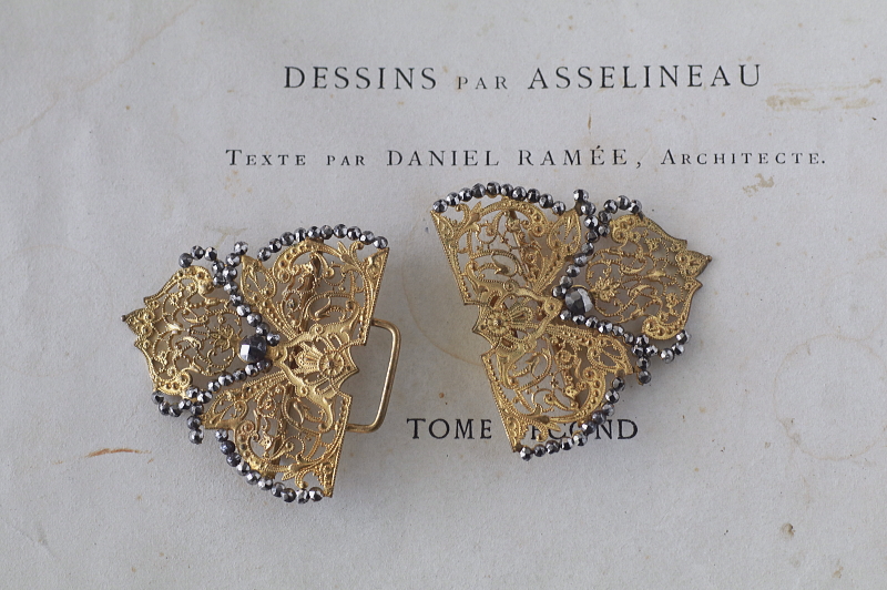 カットスチールのフィリグリーブロンズバックル　フランス　アンティークストリュフ