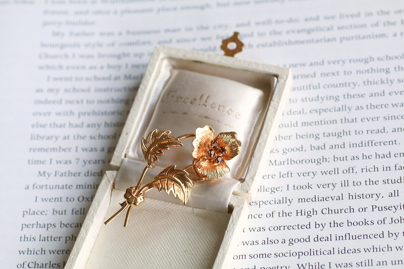 ゴールドプレートフラワーブローチ　アンバーガラス　ヨーロッパ　アンティークストリュフ