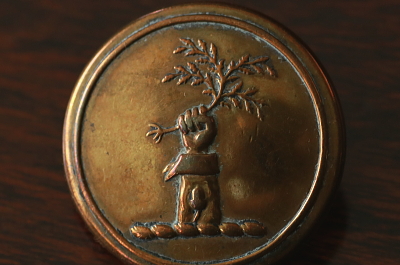 ヴィクトリアンリバリーボタン　苗木を握る手　イギリス　アンティークストリュフ