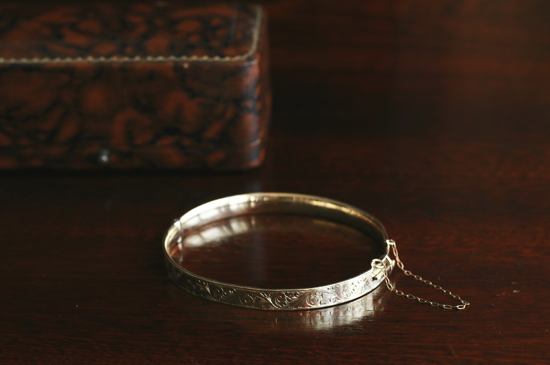 アラベスクのエングレービングブレスレット　バングル　ゴールドプレート　イギリス　アンティークストリュフ