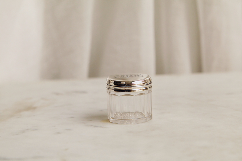 銀蓋の小さなガラスクリームジャースターリングシルバー　ヴィクトリアン　イギリス　アンティークストリュフ