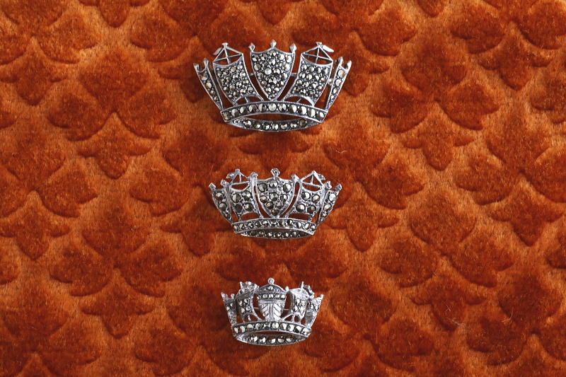 ネイバルクラウンのシルバーマーカサイトブローチ　イギリス　アンティークストリュフ