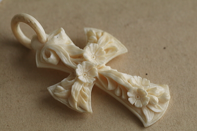 アイボリーフラワークロスペンダント　花十字　フランス アンティークストリュフ