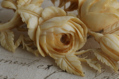 薔薇と勿忘草アイボリーブローチ　象牙　フランス アンティークストリュフ