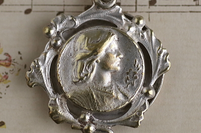 ジャンヌダルク　ロケットペンダント　アンティークジュエリー　ヴィンテージアクセサリー　イギリス　フランス　ヨーロッパ　アンティークストリュフ