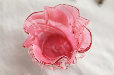 クランベリーガラスのソルトディッシュ　james deakin and sons マーブルパターン　イギリス アンティークストリュフ