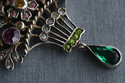 カラーペーストの花籠　シルバーペンダント　ヨーロッパ アンティークストリュフ