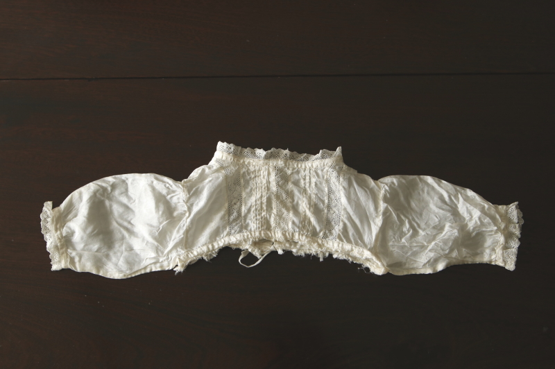 小さなシルクベビードレス　イギリス　アンティークストリュフ