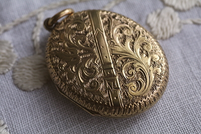ベルト&バックル　エングレービングロケットペンダント　ヨーロッパ　アンティークストリュフ