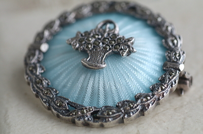 ブルーエナメル花籠のブローチ　ヨーロッパ　アンティークストリュフ