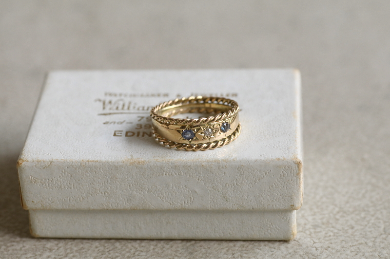 ダイヤアンドブルーサファイア　ロープエッジジプシーリング　イギリス　アンティークストリュフ