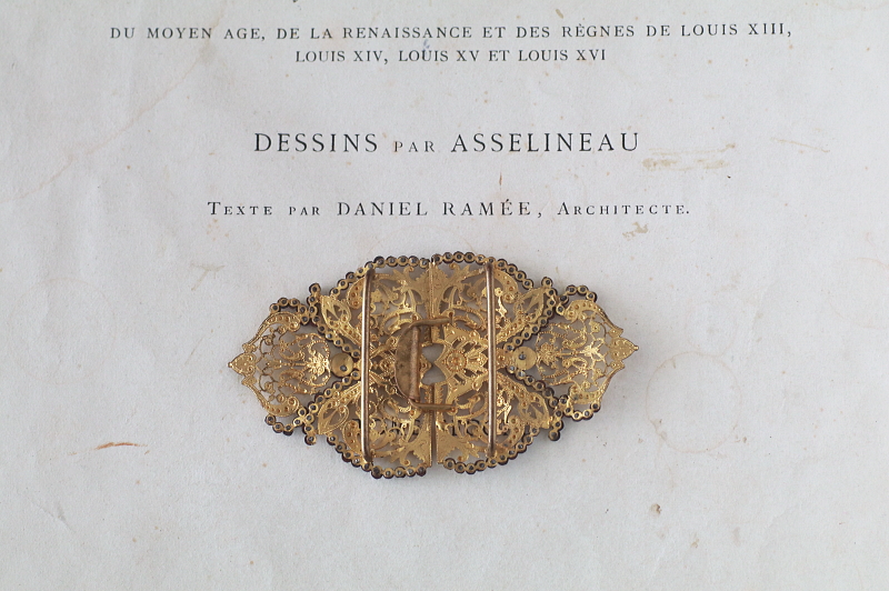 カットスチールのフィリグリーブロンズバックル　フランス　アンティークストリュフ