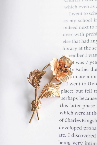 ゴールドプレートフラワーブローチ　アンバーガラス　ヨーロッパ　アンティークストリュフ