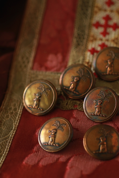 ヴィクトリアンリバリーボタン　苗木を握る手　イギリス　アンティークストリュフ 20250612