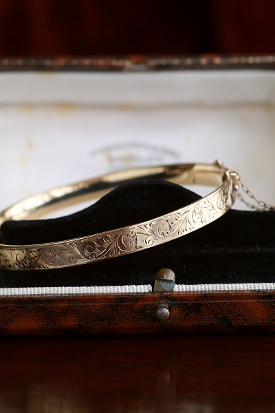 アラベスクのエングレービングブレスレット　バングル　ゴールドプレート　イギリス　アンティークストリュフ 20250613