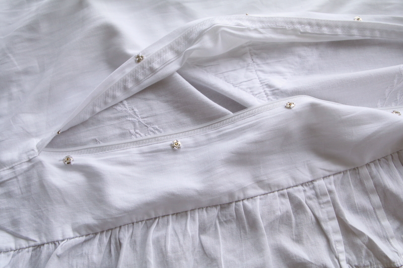 コットンラージクッションカバー　植物模様　刺繍　カットワーク　イギリス　アンティークストリュフ