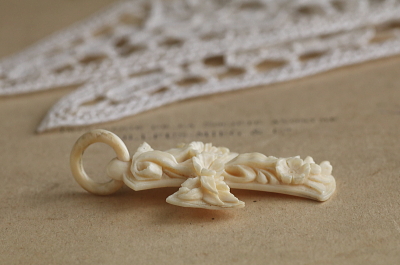 アイボリーフラワークロスペンダント　花十字　フランス アンティークストリュフ