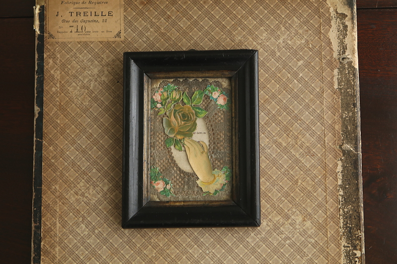 ヴィクトリアングリーティングカードフレーム　バラを持つ貴婦人の手 アンティークストリュフ