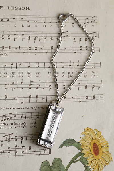 HOHNER ミニチュアハーモニカ　アンティークジュエリー　ヴィンテージアクセサリー　イギリス　フランス　ヨーロッパ　アンティークストリュフ　20251209