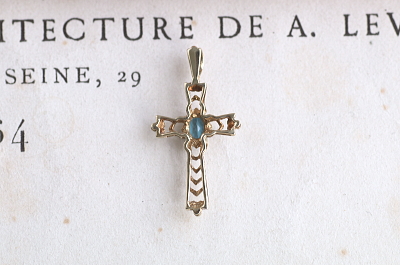 ブルートパーズ　ゴールドクロスペンダント　イギリス　アンティークストリュフ　 20251218