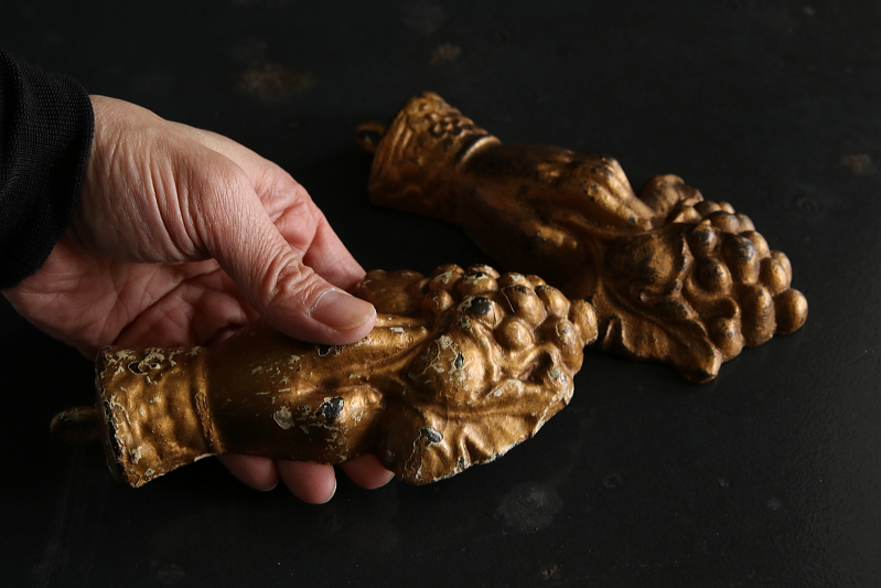 葡萄を持つ手のカーテンウェイト　フランス アンティークストリュフ