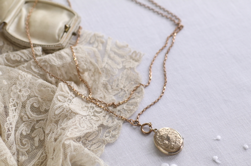 ゴールドフロントアンドバック　ロケットペンダント　ハンドエングレービング　イギリス　アンティークストリュフ