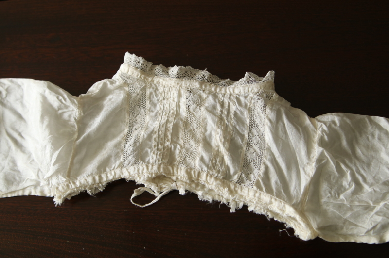 小さなシルクベビードレス　イギリス　アンティークストリュフ