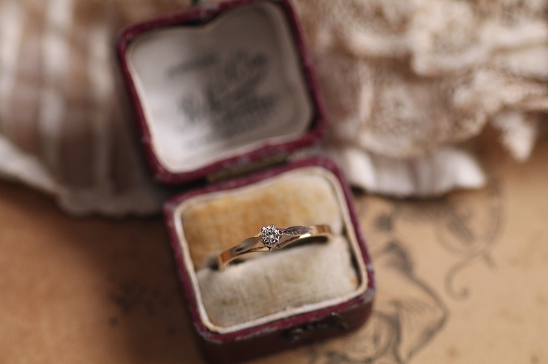 ホワイトゴールドフェイス　ダイヤモンドソリテールリング　エンゲージ　イギリス　アンティークストリュフ