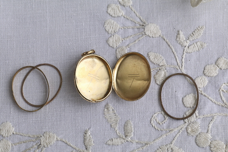 ベルト&バックル　エングレービングロケットペンダント　ヨーロッパ　アンティークストリュフ