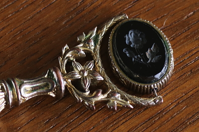 薔薇と百合紋フォブシール　ヨーロッパ　アンティークストリュフ