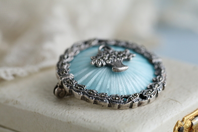 ブルーエナメル花籠のブローチ　ヨーロッパ　アンティークストリュフ