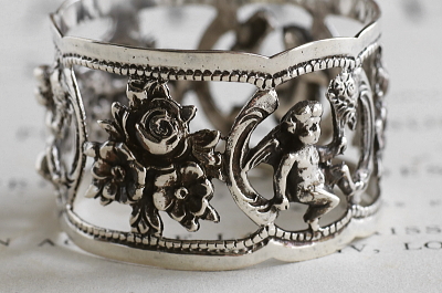 薔薇と天使のシルバーナプキンリング　イタリア　アンティークストリュフ