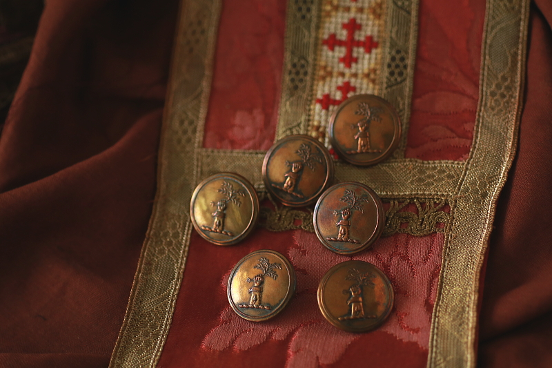 ヴィクトリアンリバリーボタン　苗木を握る手　イギリス　アンティークストリュフ