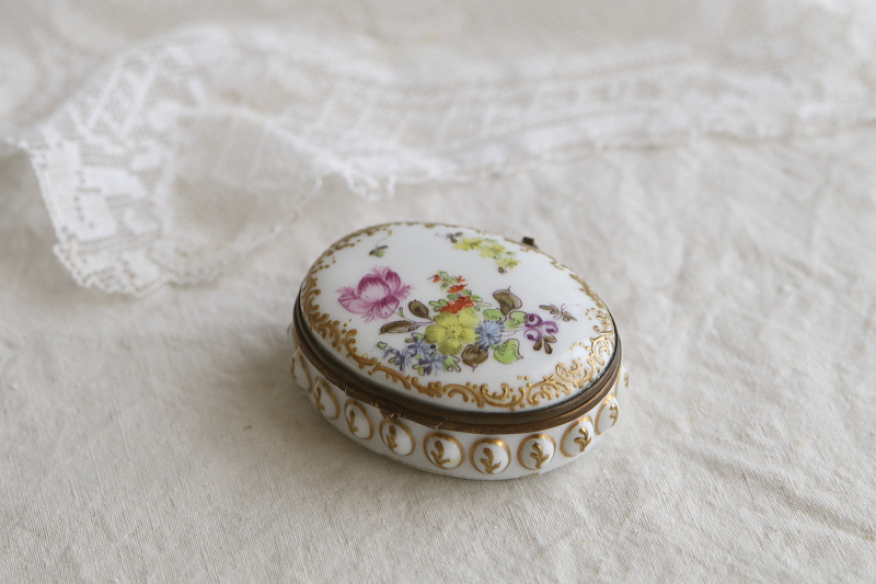 手描きの薔薇のポーセリンケース　ドイツ　アンティークストリュフ
