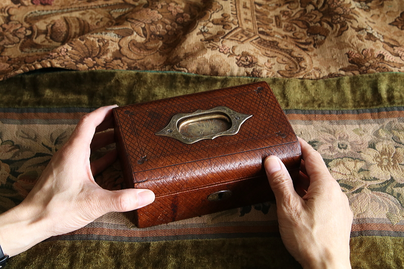 花のエングレービング　レザージュエリーボックス　イギリス アンティークストリュフ