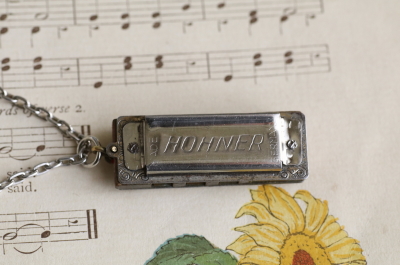 HOHNER ミニチュアハーモニカ　アンティークジュエリー　ヴィンテージアクセサリー　イギリス　フランス　ヨーロッパ　アンティークストリュフ
