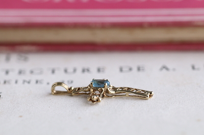 ブルートパーズ　ゴールドクロスペンダント　イギリス　アンティークストリュフ　 20251218